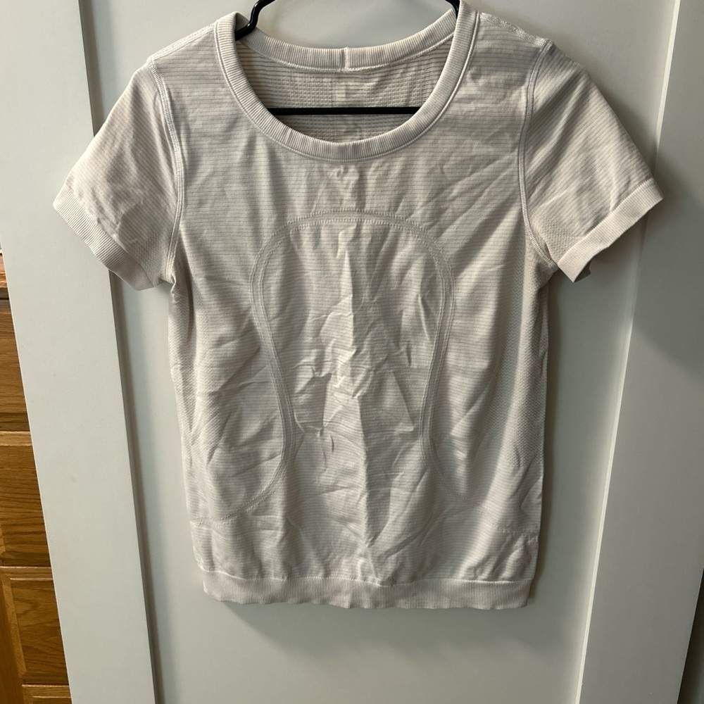 Lululemon Swiftly tee in off white/light gray
